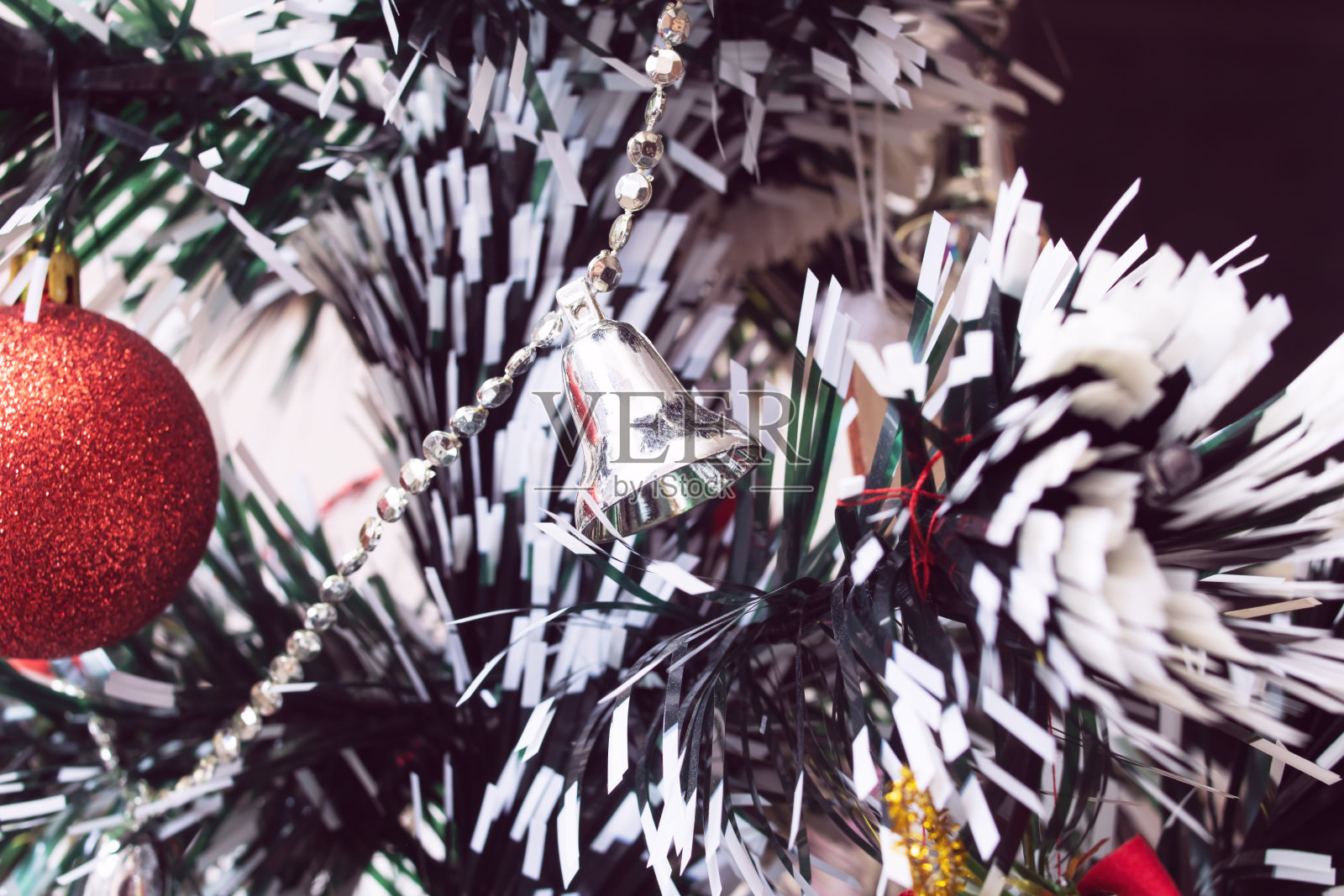 圣诞树上的银色装饰特写照片摄影图片