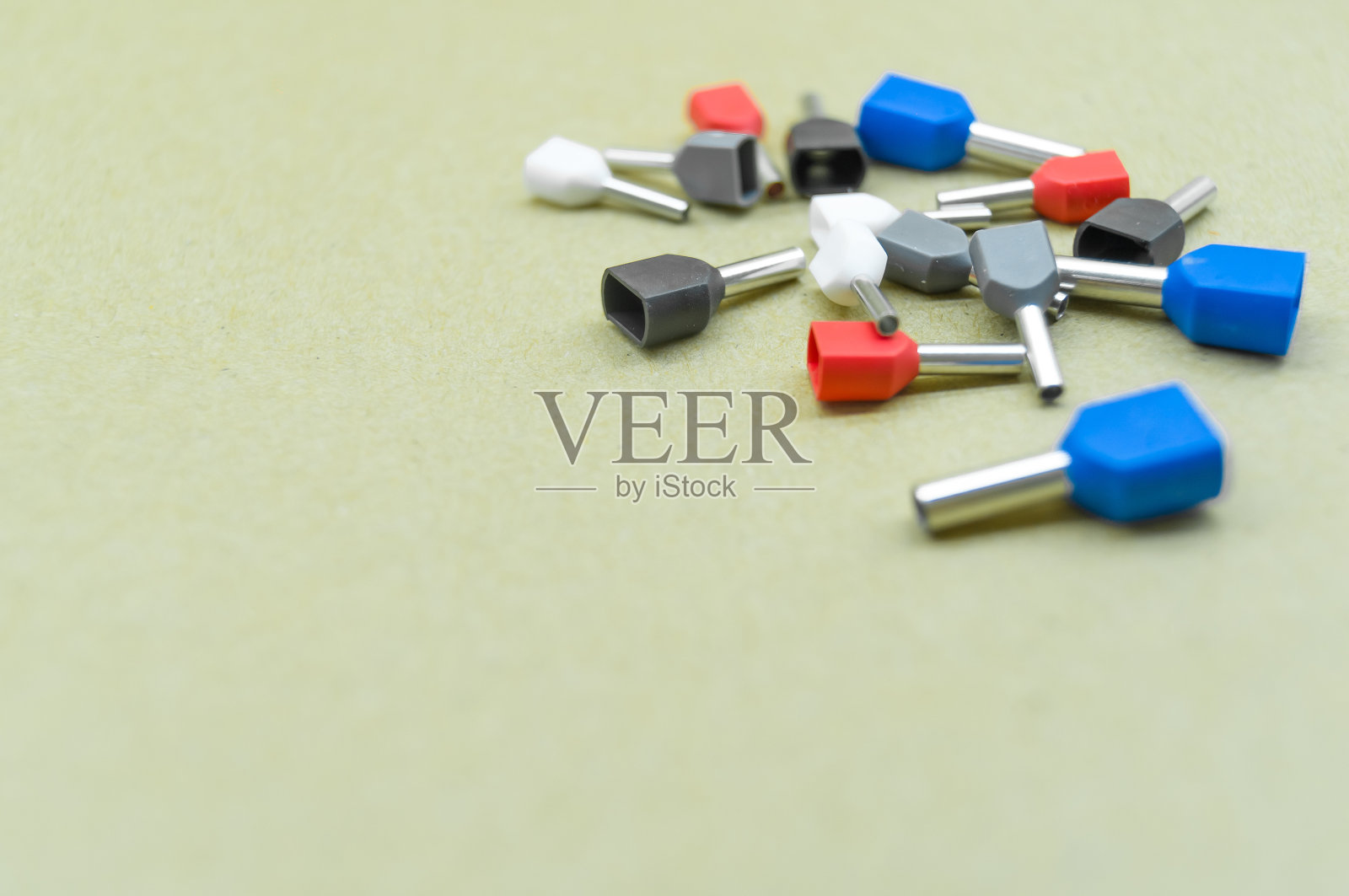 不同电线尺寸的彩色压接端子。压接电缆用铜套管。金属环。选择性聚焦,复制空间照片摄影图片