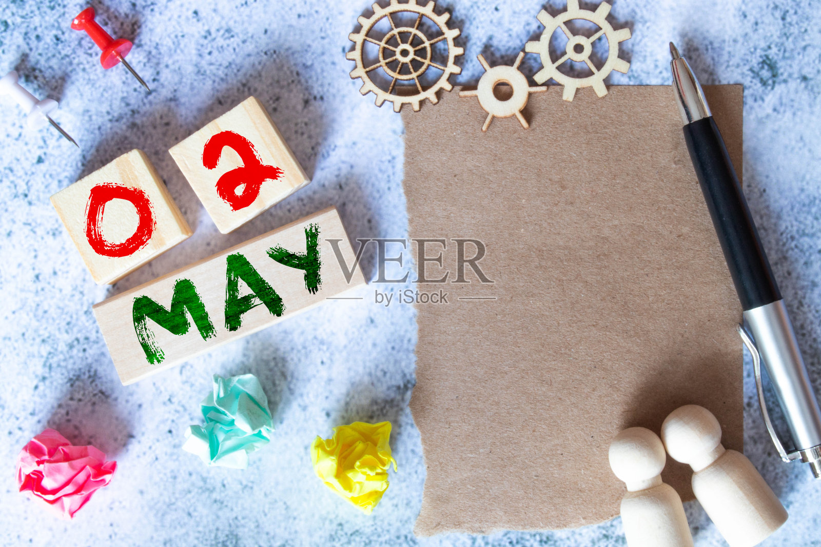 5月2日。月的第2天,带日期的立方体日历,淡蓝色背景上的空框架。照片摄影图片