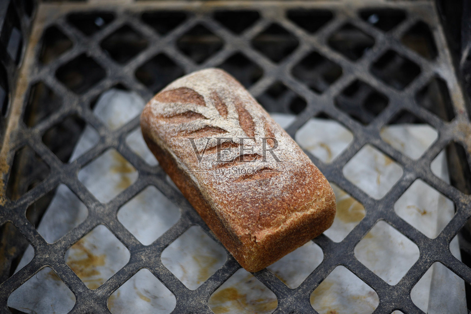 小全麦面包,有切好的图案照片摄影图片