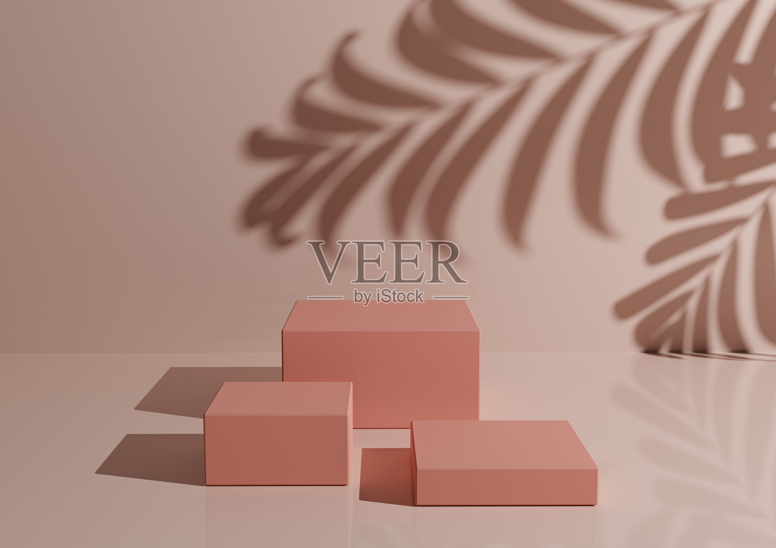 三个粉红色的讲台或站在淡粉色的背景上展示产品。产品摄影3D渲染模型的极简浅粉色构图。照片摄影图片