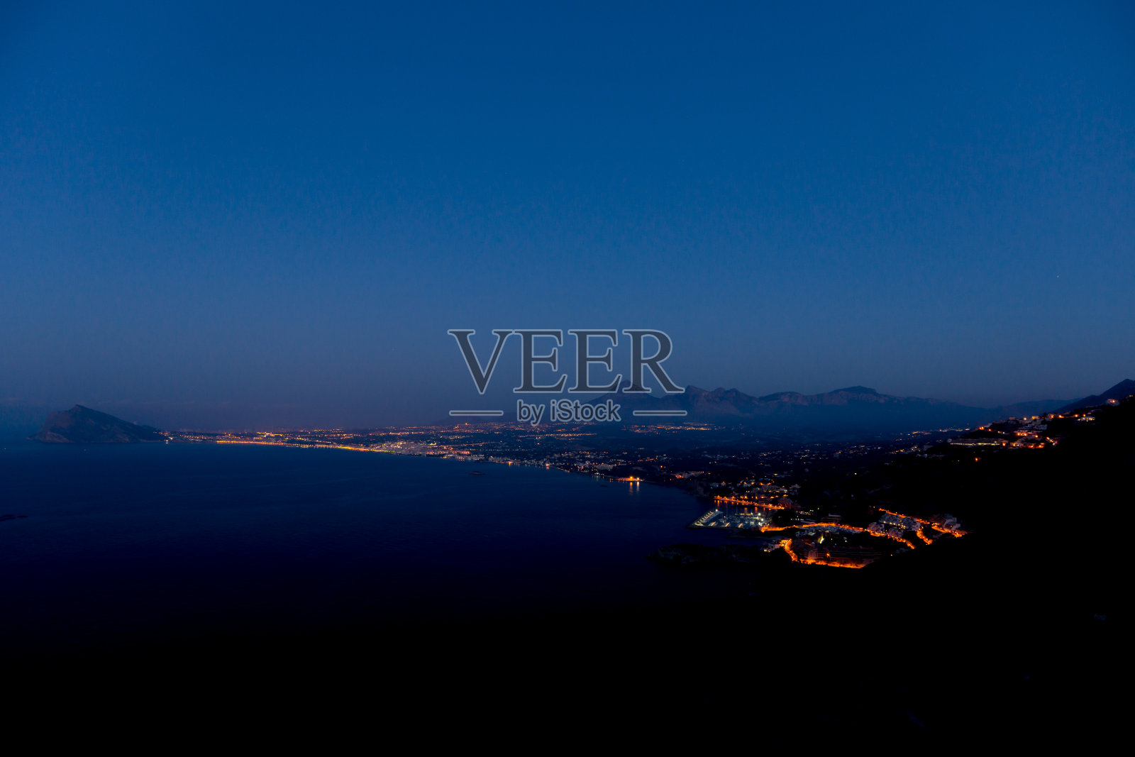 阿尔比尔在黎明前,左边是塞拉·格拉达。照片摄影图片