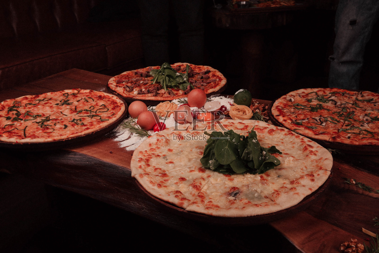 美味的混合披萨意大利美食照片摄影图片