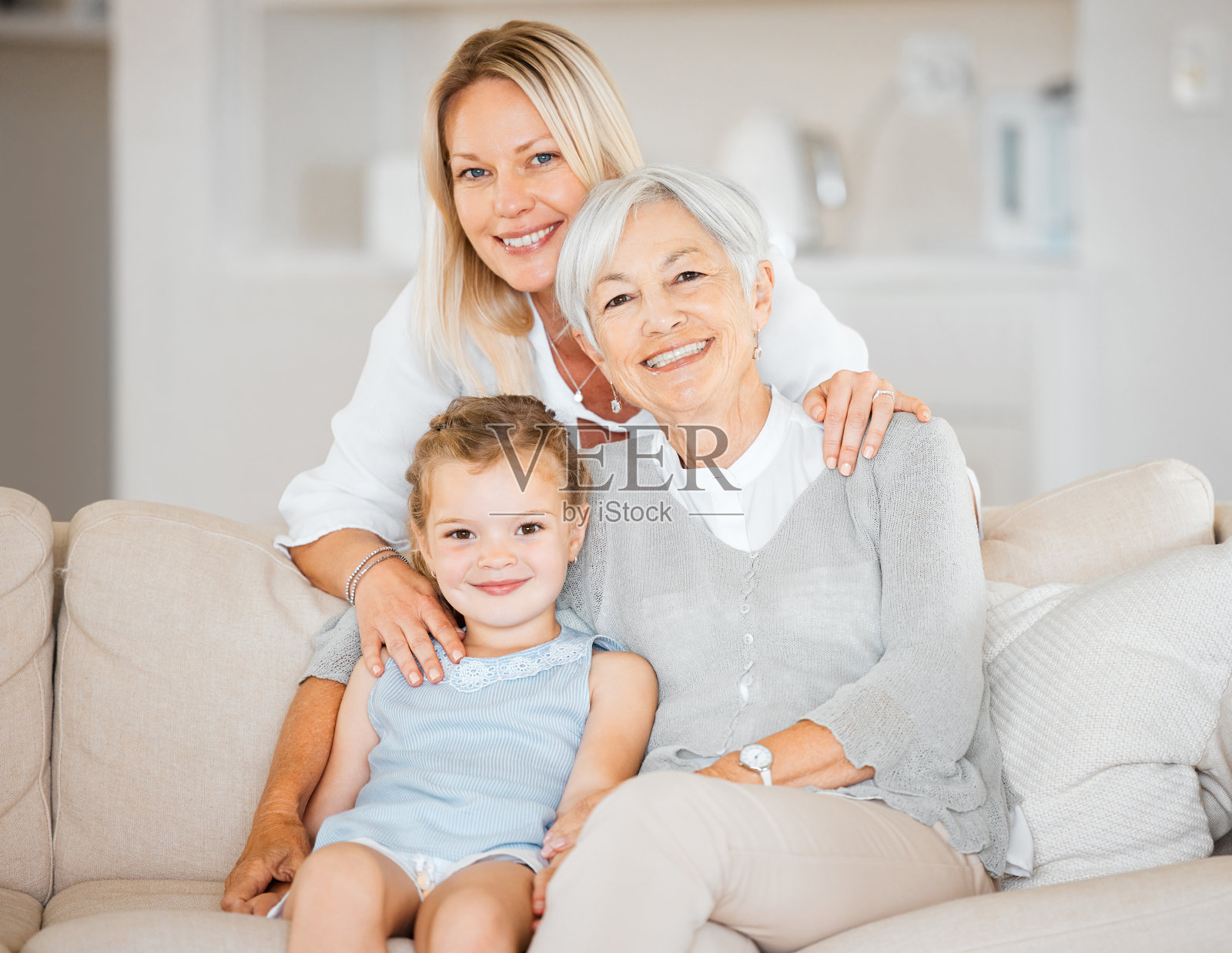 一个小女孩和她的母亲和祖母在家里共度时光的照片照片摄影图片