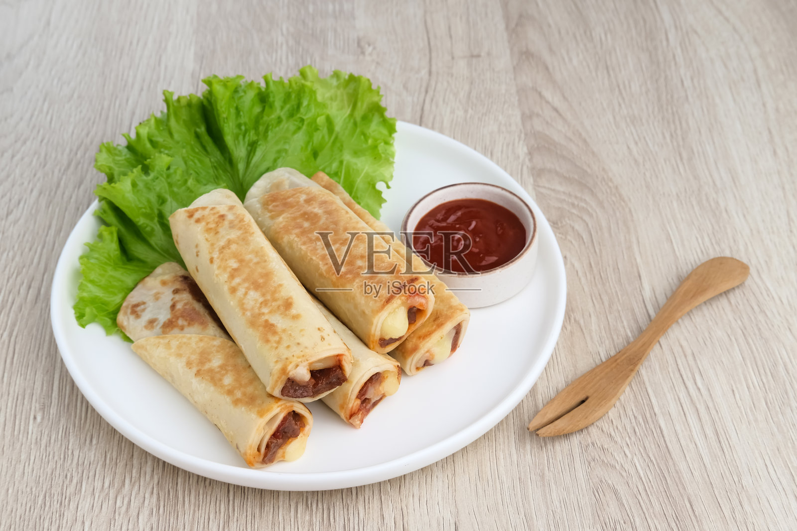 辣味烤肉串,配上马苏里拉奶酪照片摄影图片