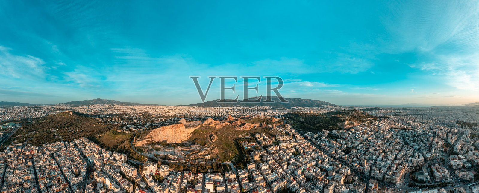 从北方拍摄的雅典日落、黄昏的航拍全景照片——Psychiko、Chalandri、Marousi、Galatsi、附近的山丘和Psychiko废弃的采石场,一直到海边照片摄影图片