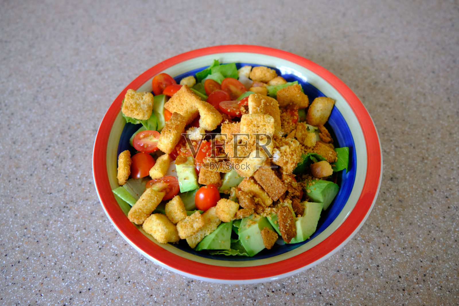 一碗五彩缤纷的健康沙拉照片摄影图片