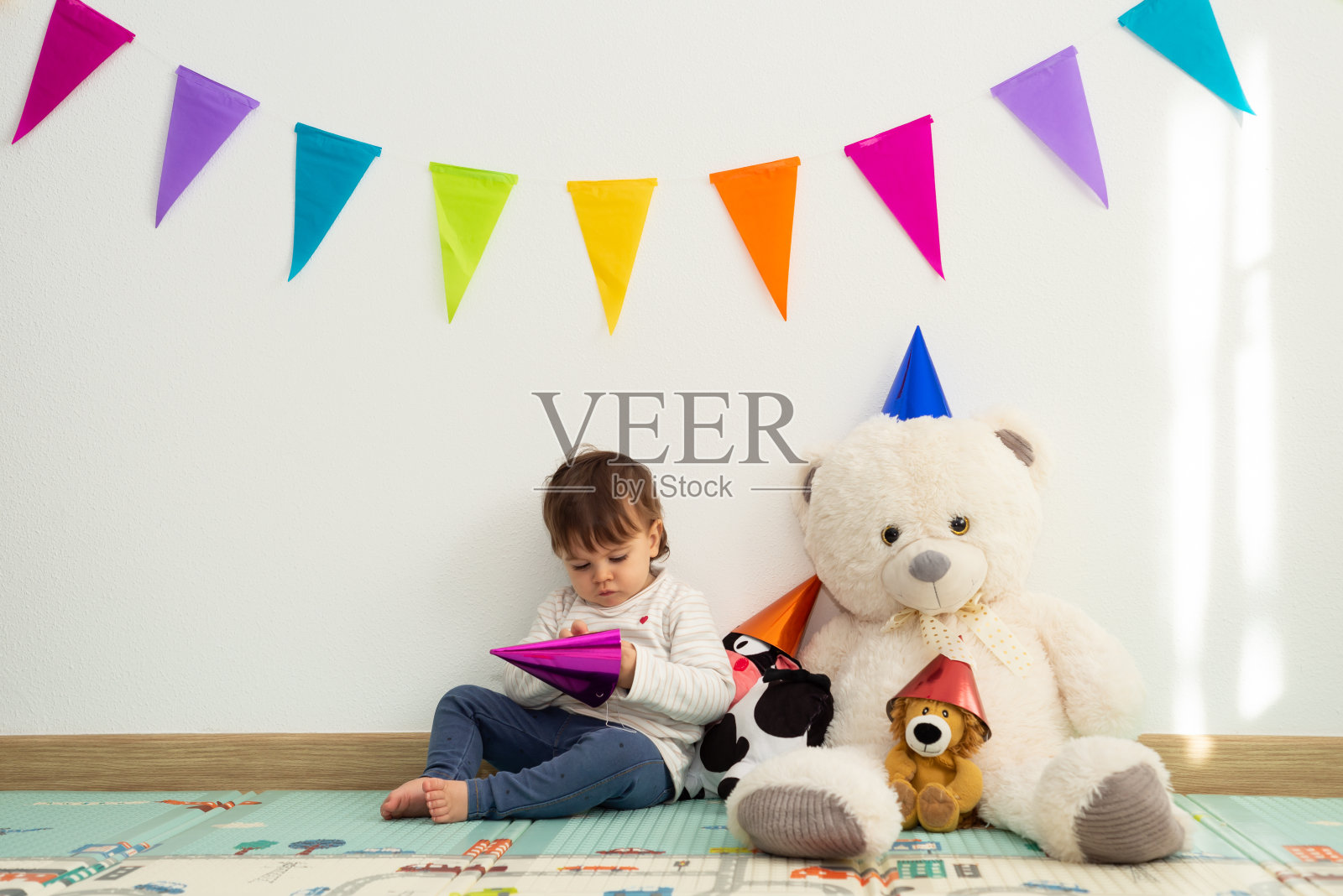 小女孩在家里玩她的软玩具庆祝一个想象的派对。照片摄影图片