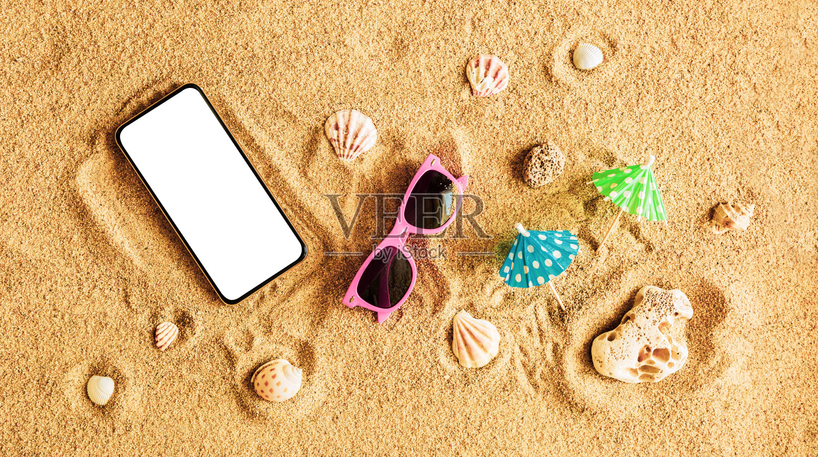 沙滩上的智能手机黑屏。暑假(假期)-背景横幅。照片摄影图片