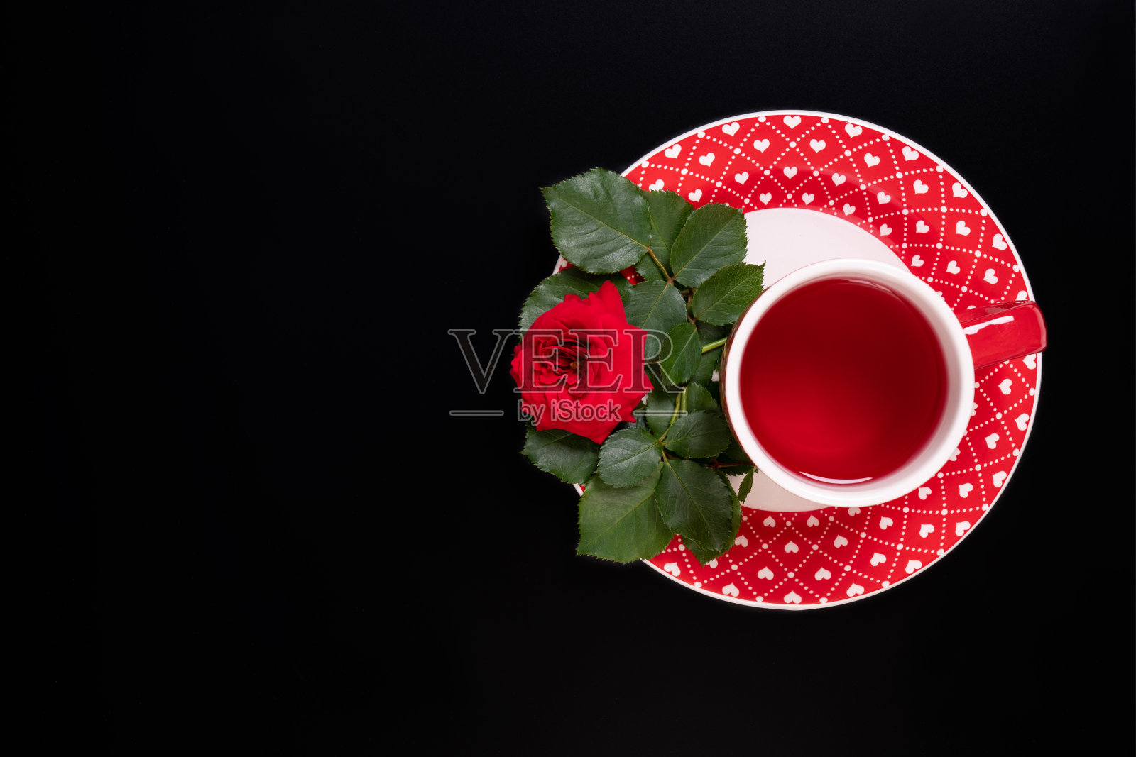 一杯红茶与玫瑰在黑色的背景照片摄影图片