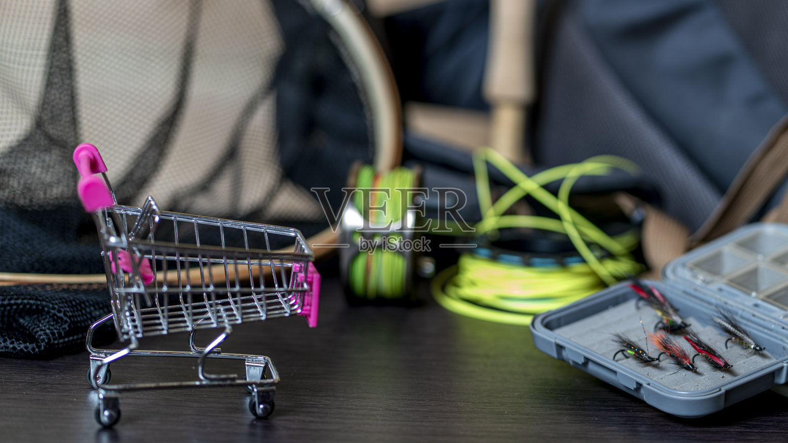 鱼竿,飞盒,飞钓卷线在迷你车。飞钓购物概念。照片摄影图片