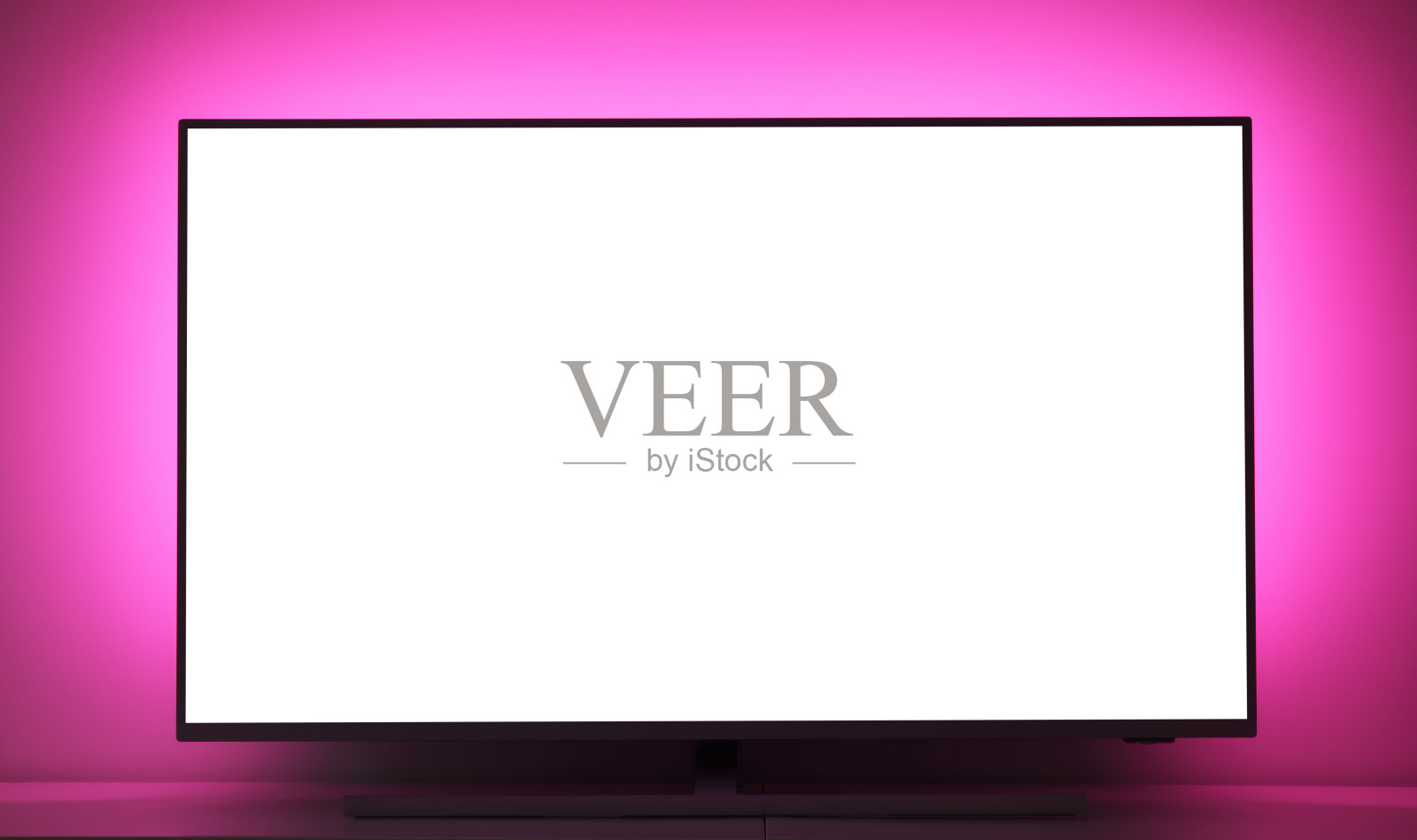 特写大白屏文本或视频。在舒适的客厅里看电视。照片摄影图片