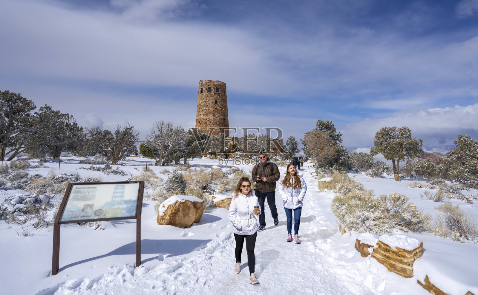 寒假,一家人在亚利桑那州的山脉上微笑、快乐地徒步旅行。照片摄影图片