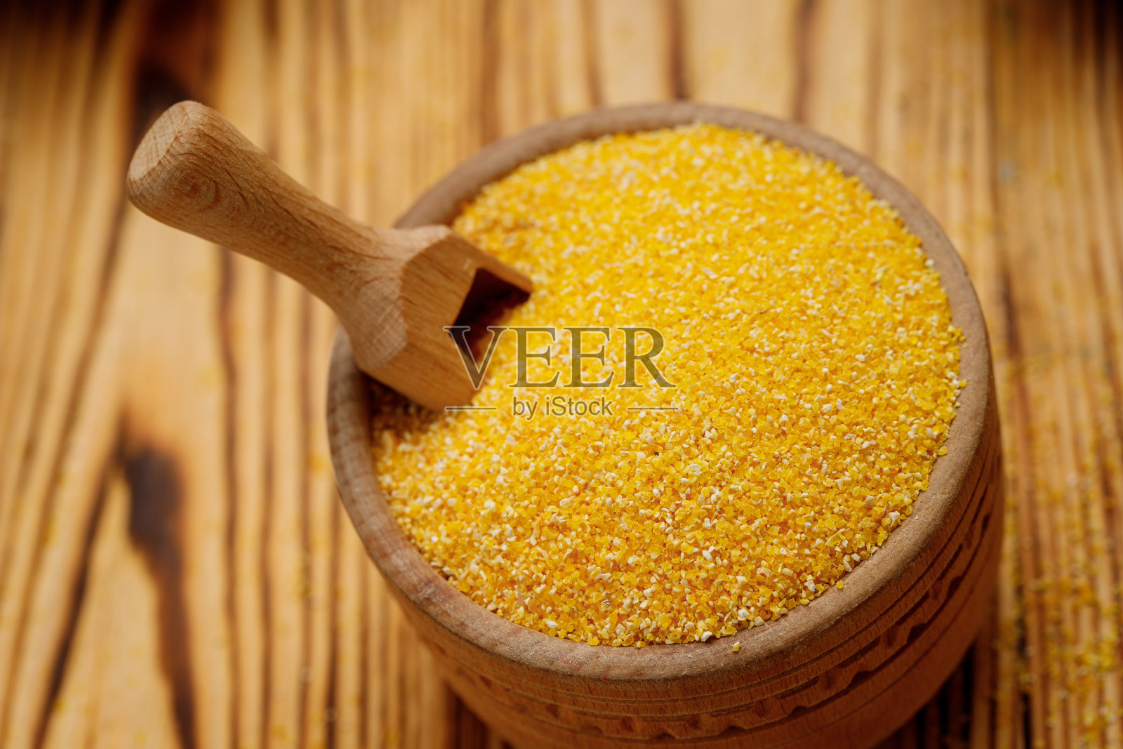 在木制背景的碗和袋子里的谷物。高质量的照片照片摄影图片