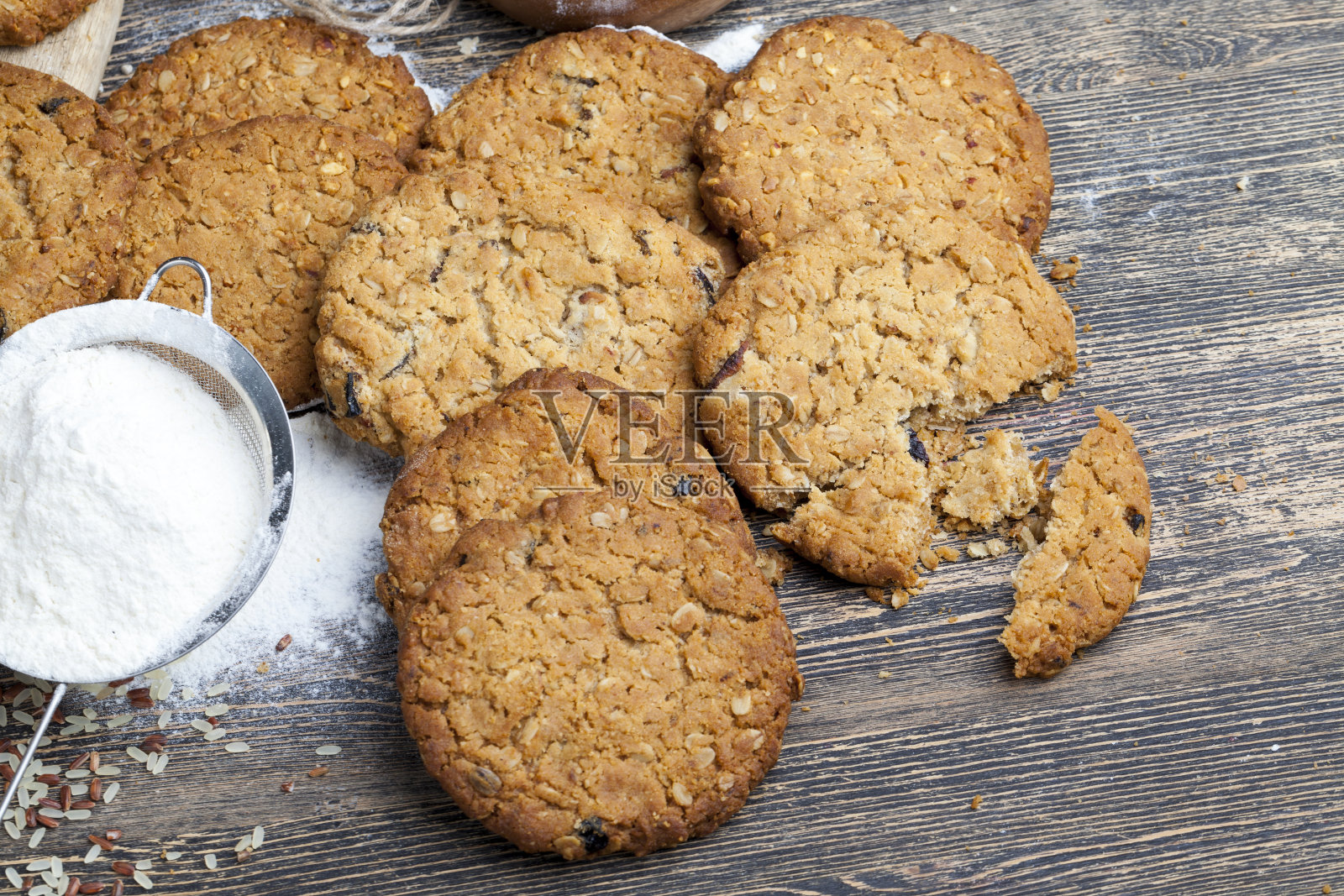 小麦燕麦饼干配花生,特写镜头照片摄影图片
