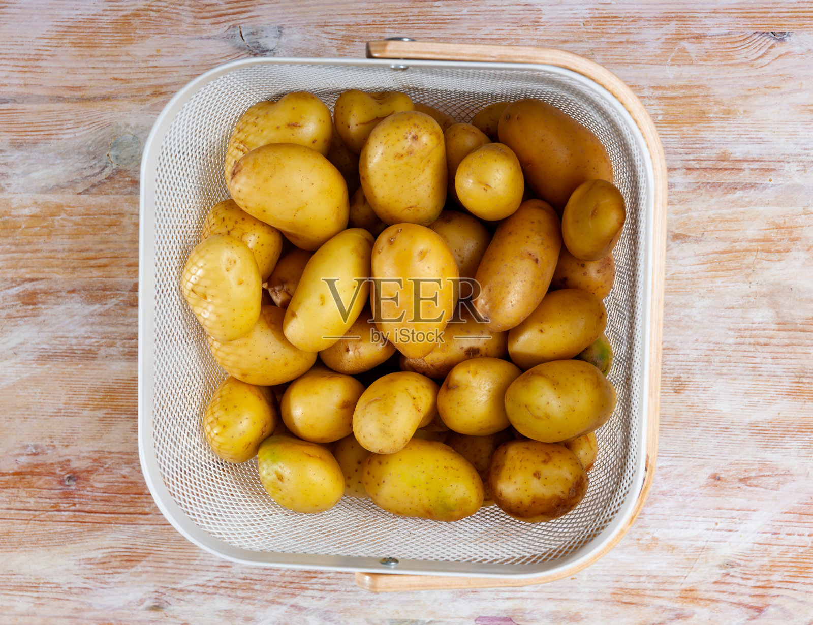 篮子里堆着有机的新土豆照片摄影图片