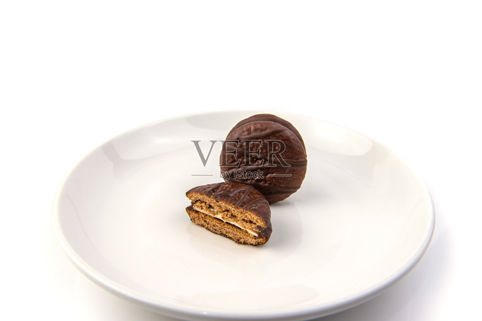 白色碟子上的巧克力饼干照片摄影图片