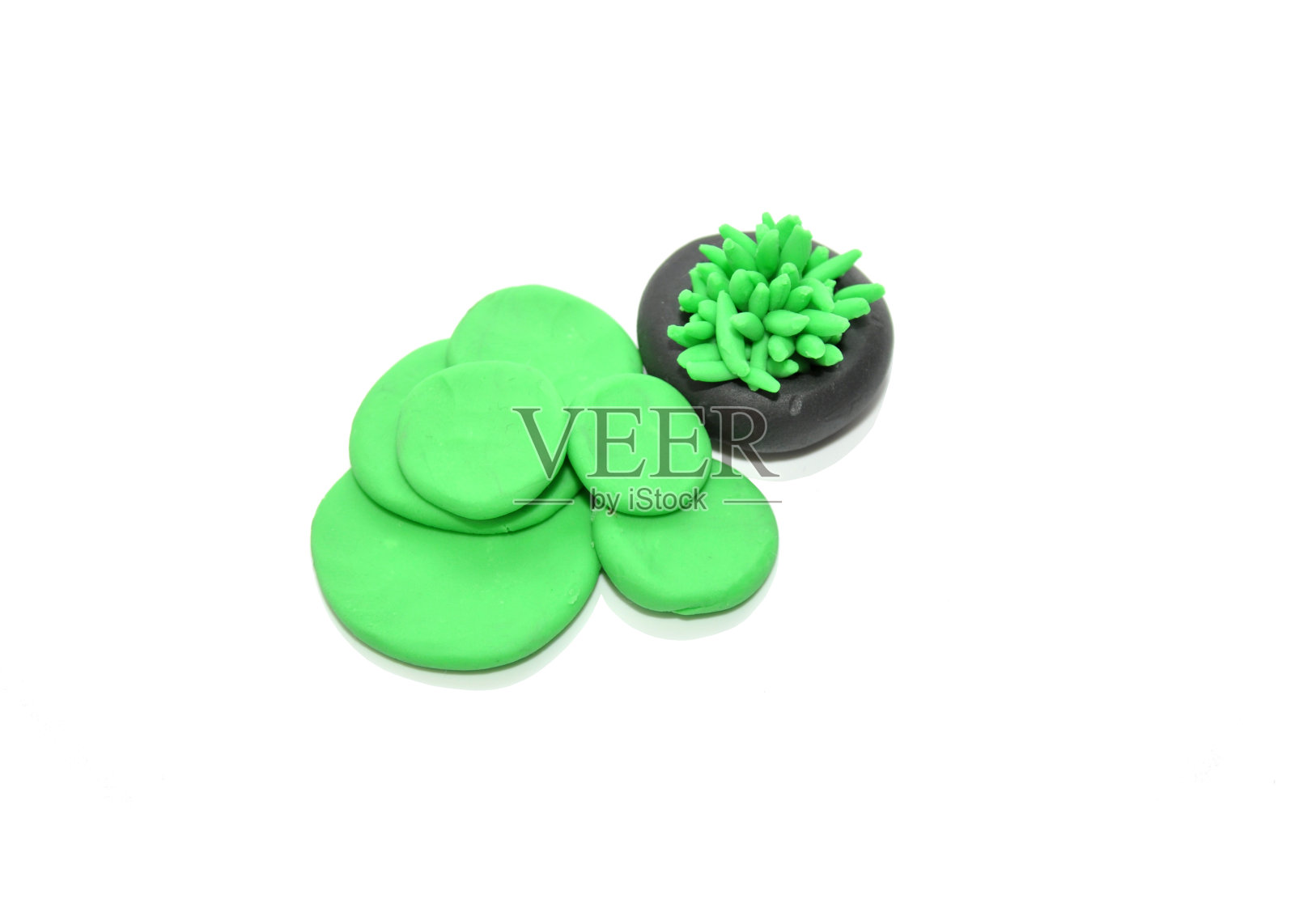 泥塑沼泽里的绿叶照片摄影图片