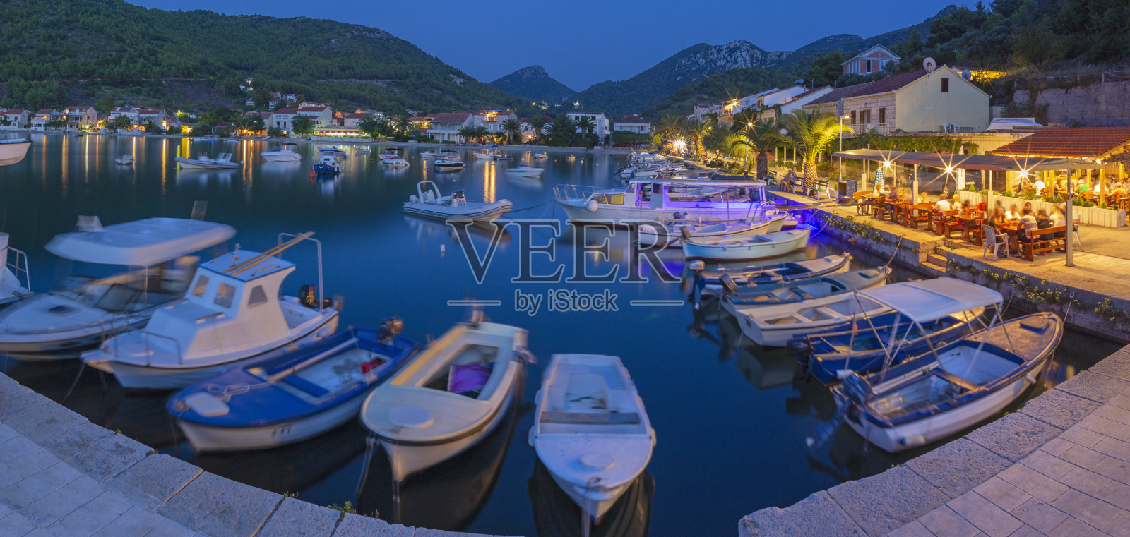 克罗地亚-晚上的气氛在Zuliana小港口村庄- Peljesac半岛。照片摄影图片