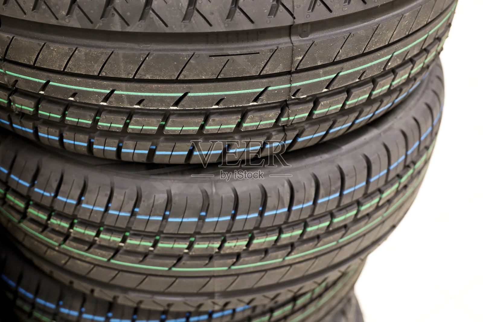 商店里的带有花纹的汽车轮胎照片摄影图片