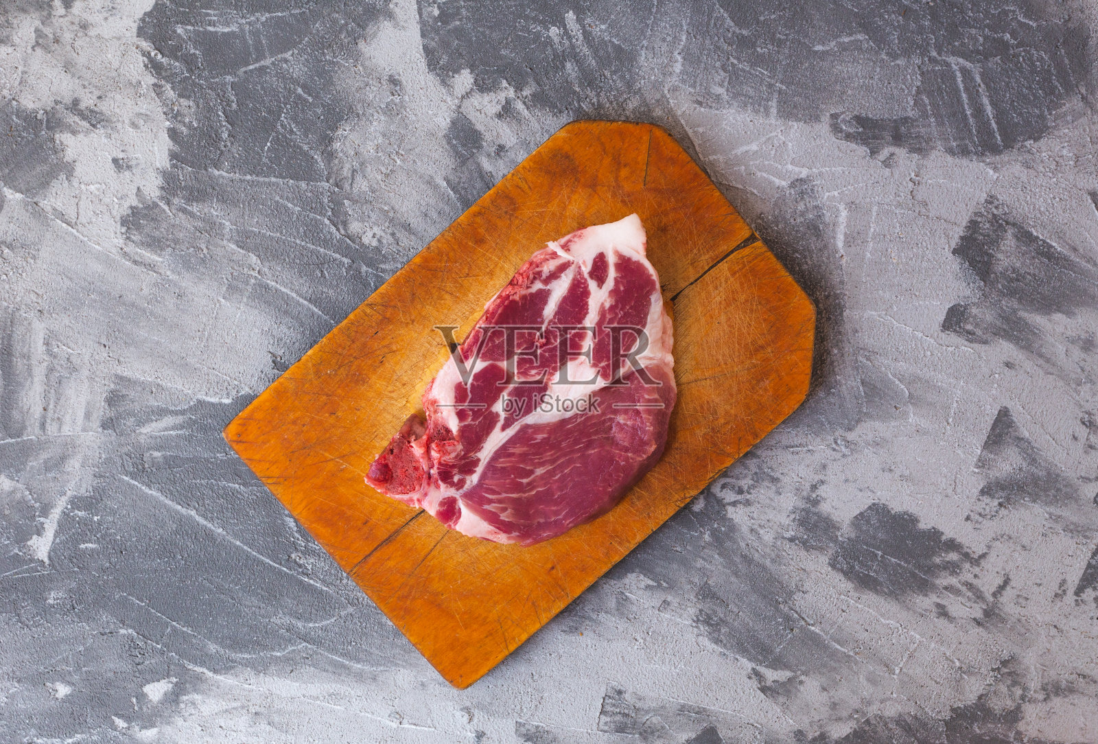 新鲜的肉排放在木板上照片摄影图片