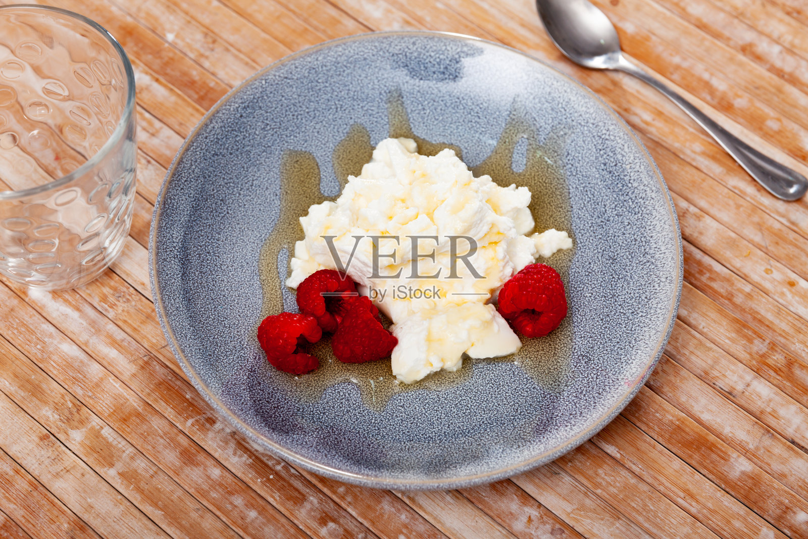 马托奶酪配树莓和蜂蜜照片摄影图片