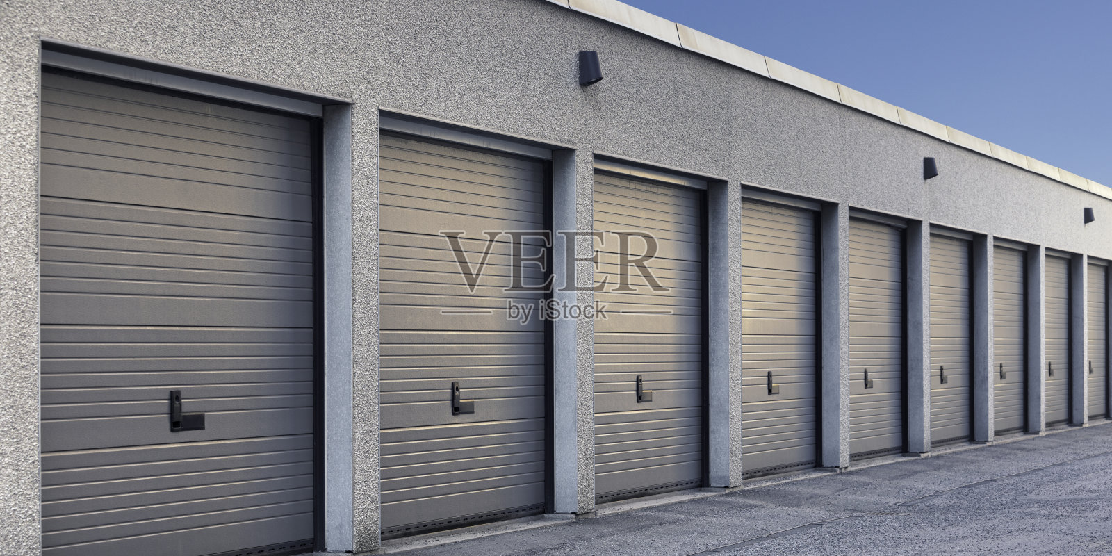 车库建筑有一排门照片摄影图片