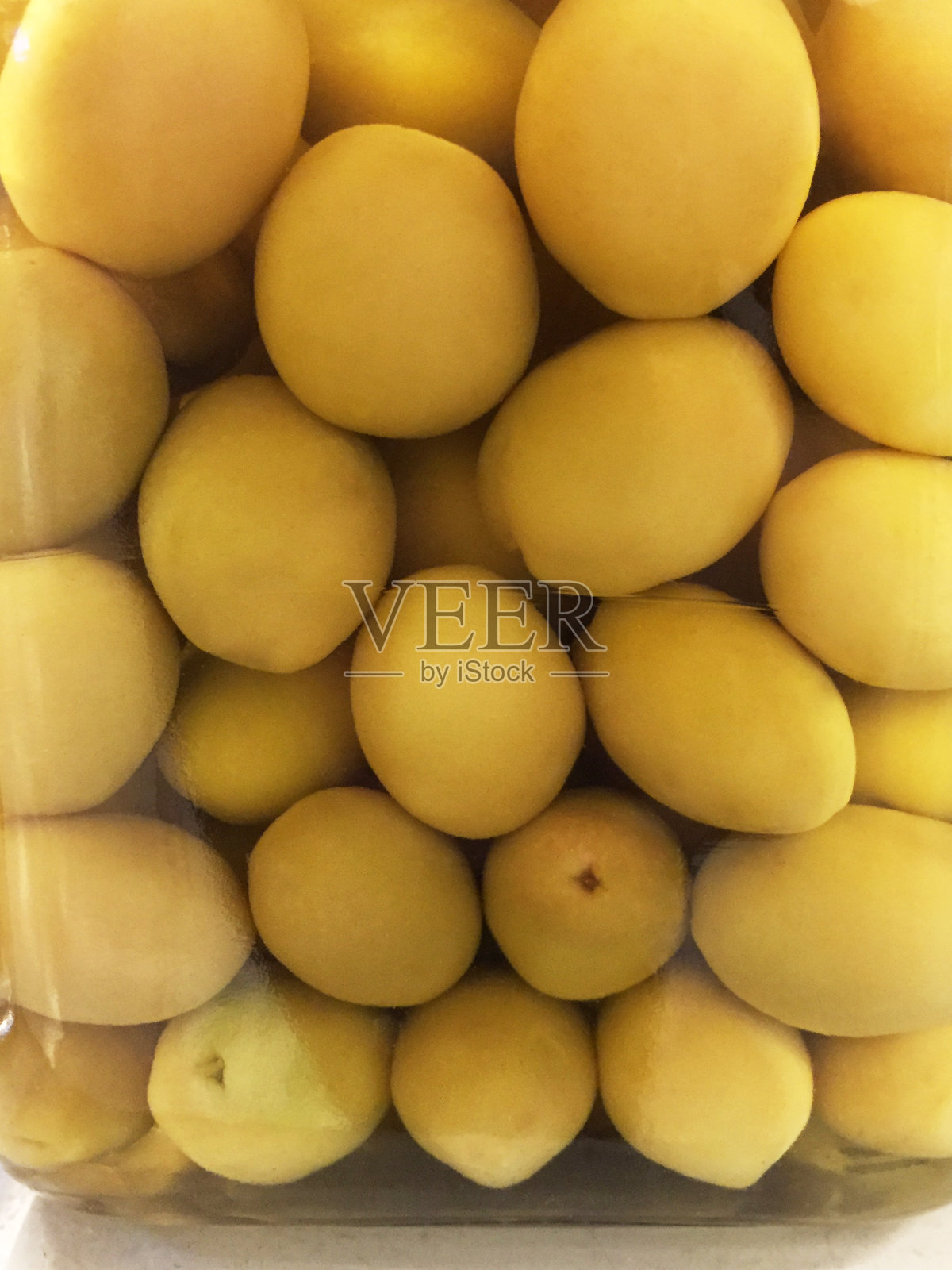 绿色橄榄水果装在透明的塑料瓶里照片摄影图片