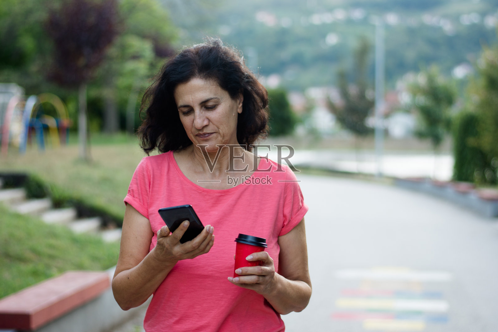 发短信在户外照片摄影图片