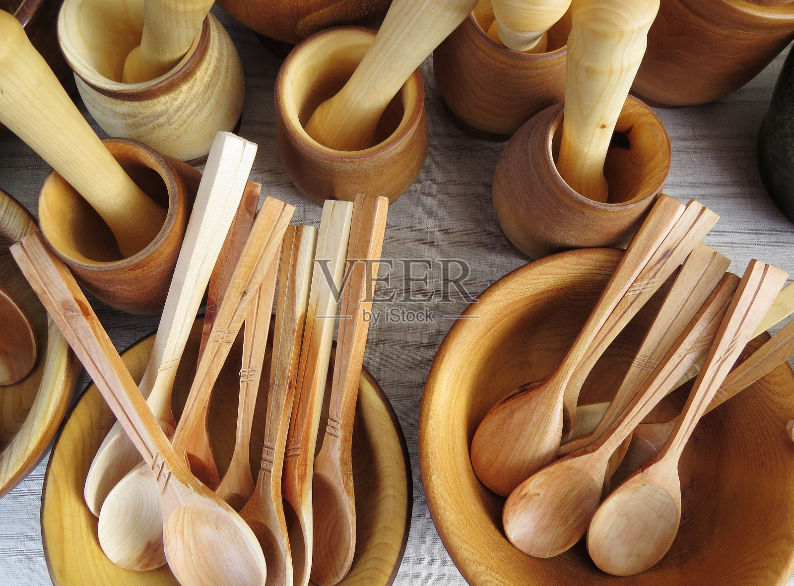 俄罗斯传统木制品。硬木勺子。手工制作的。照片摄影图片
