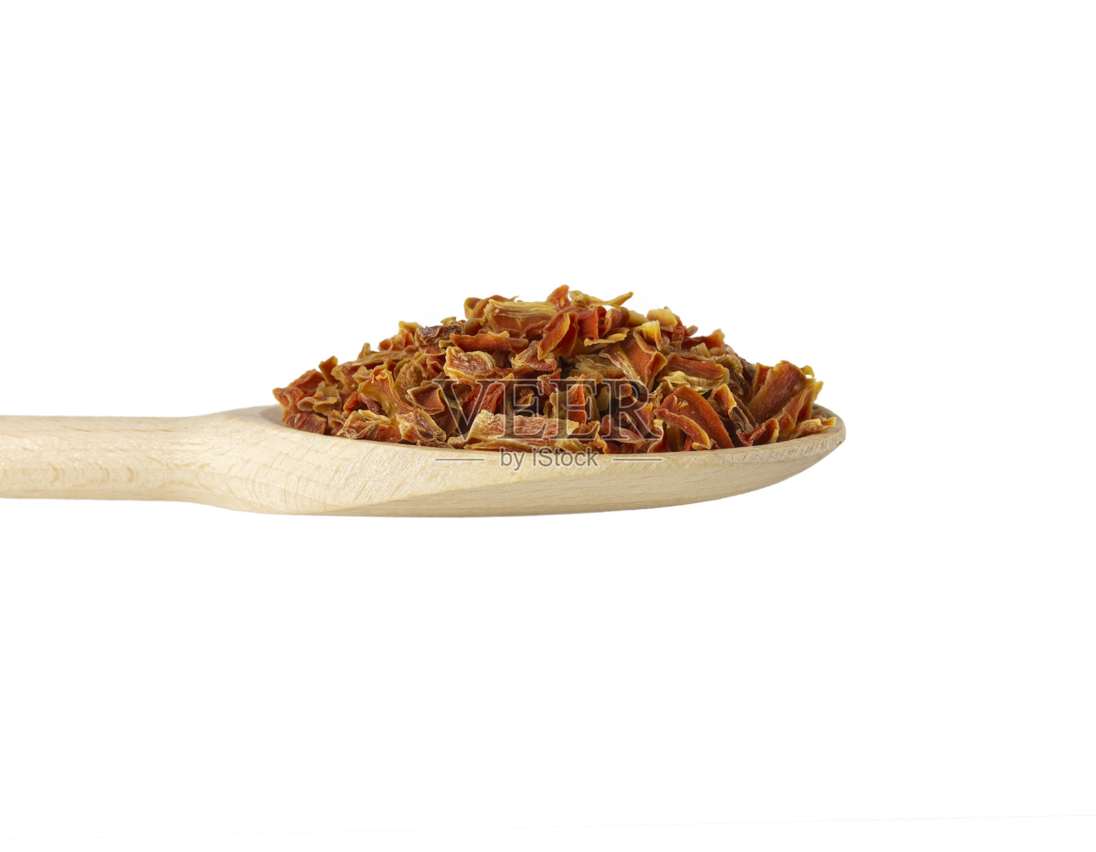 干胡萝卜片在木勺孤立在白色背景。香料和食物配料。照片摄影图片