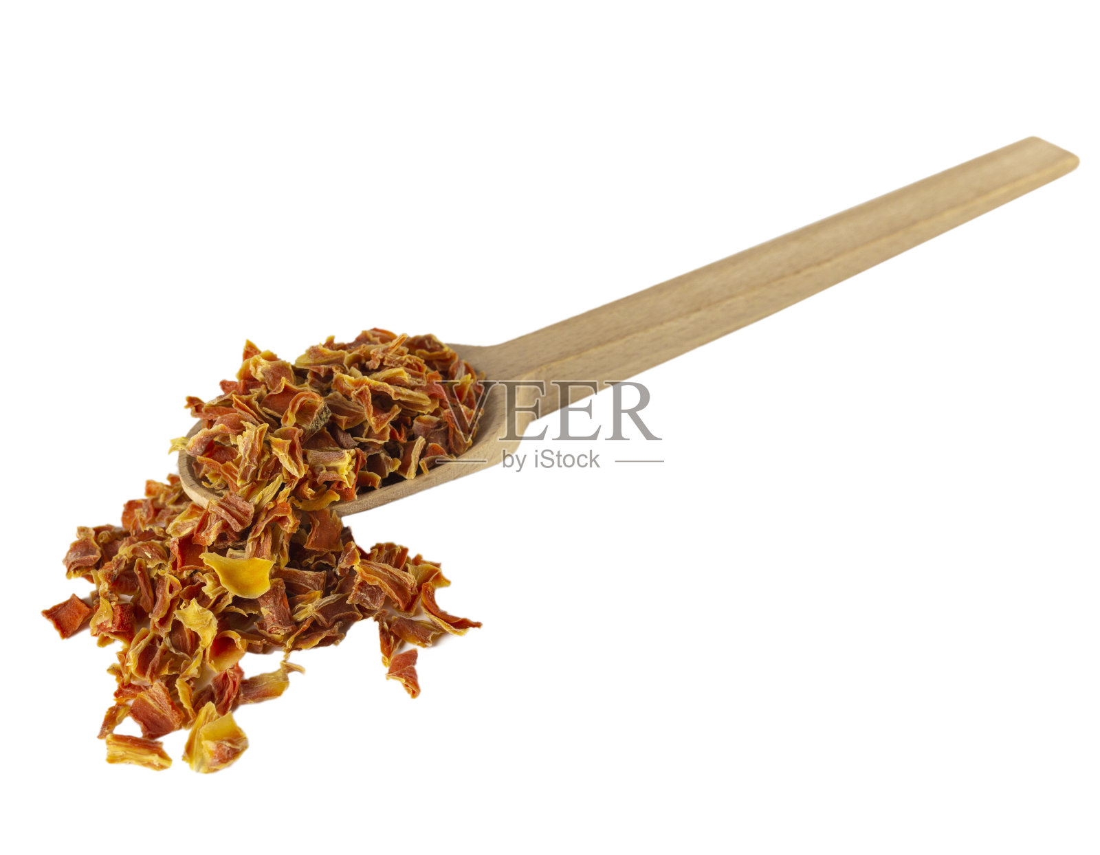 干胡萝卜片在木勺孤立在白色背景。香料和食物配料。照片摄影图片