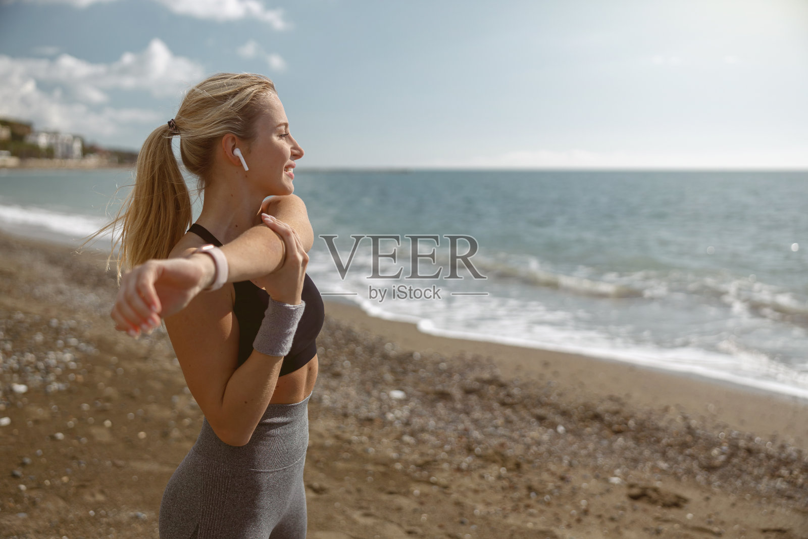 白人运动妇女在美丽的海岸附近锻炼照片摄影图片