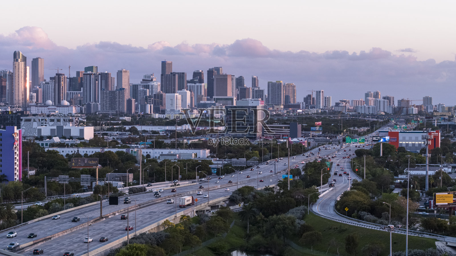 白天,从美国佛罗里达州北迈阿密俯瞰迈阿密市中心的高架十字路口,以及繁忙的州际95高速公路。照片摄影图片
