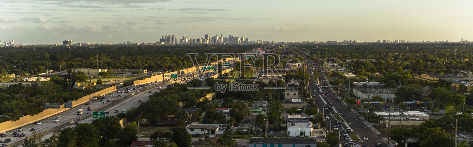 在黄昏时分,遥望迈阿密市中心,俯瞰北迈阿密金色空地的居民区。大街上和高速公路上的交通高峰时间。超大高分辨率,拼接全景图。照片摄影图片