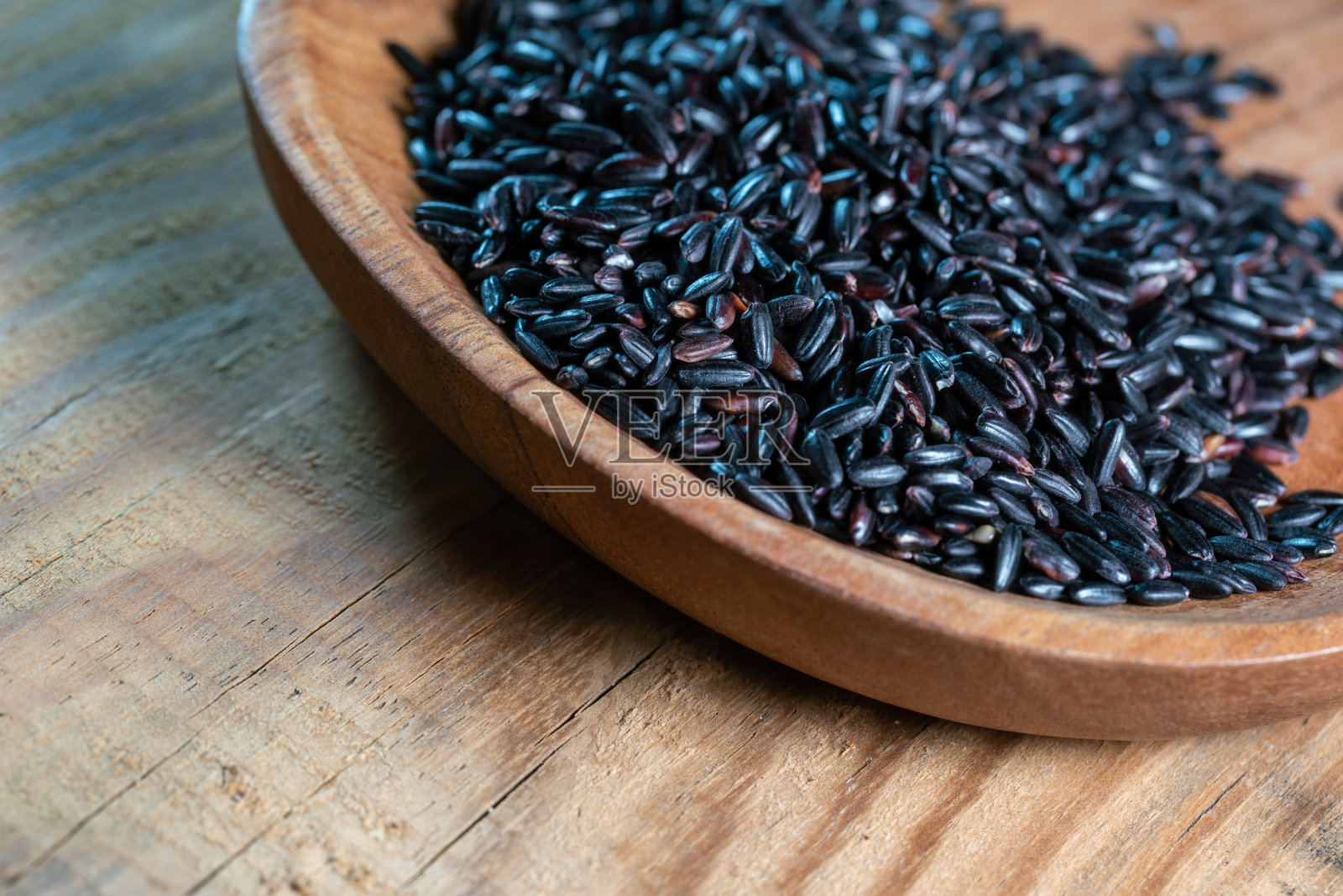 木桌上的黑米麦片照片摄影图片