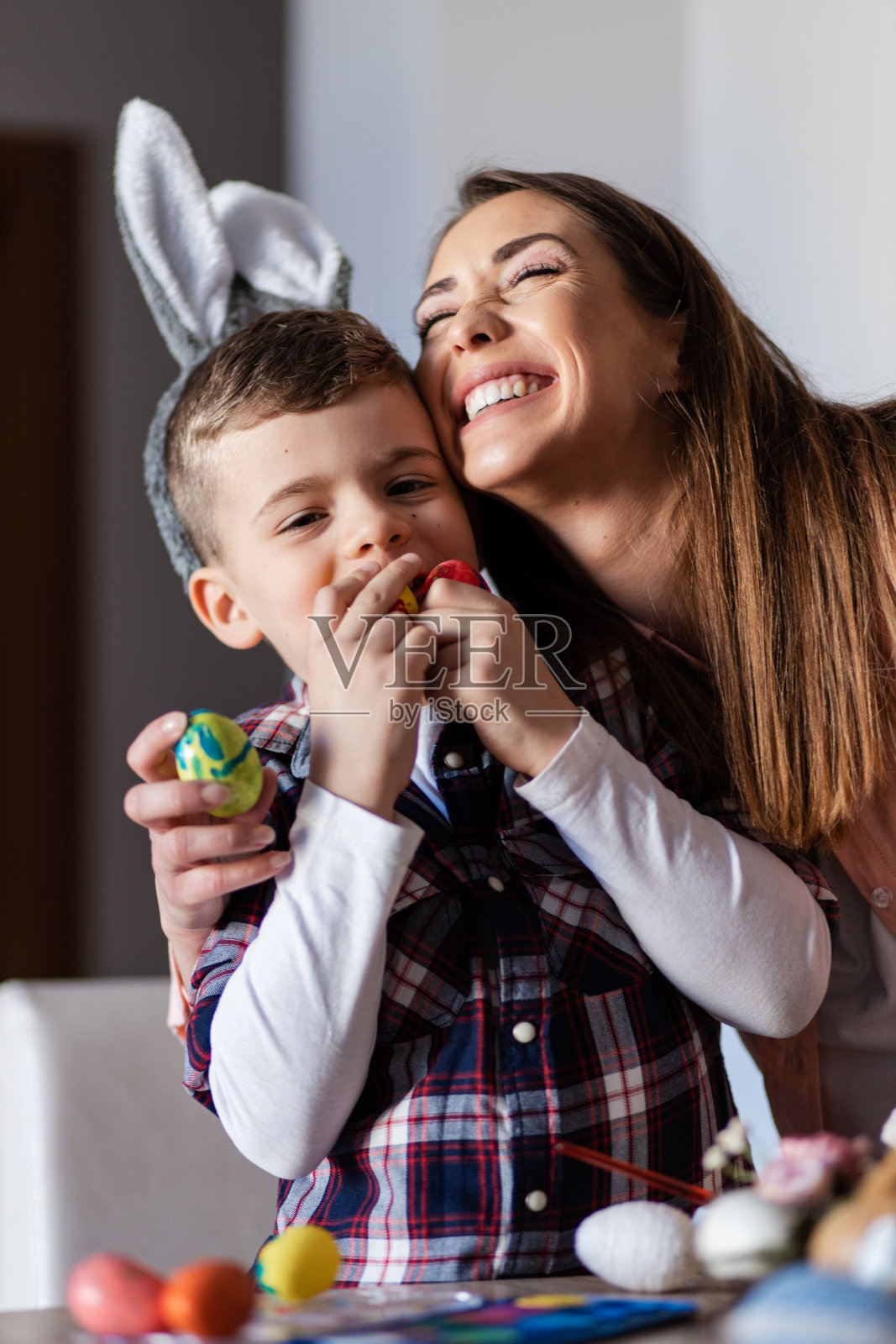 儿子和妈妈复活节彩蛋着色照片摄影图片