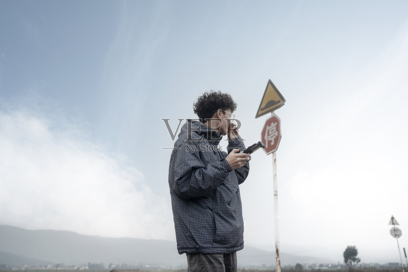 一个人在野外用无线遥控拍航拍照片照片摄影图片