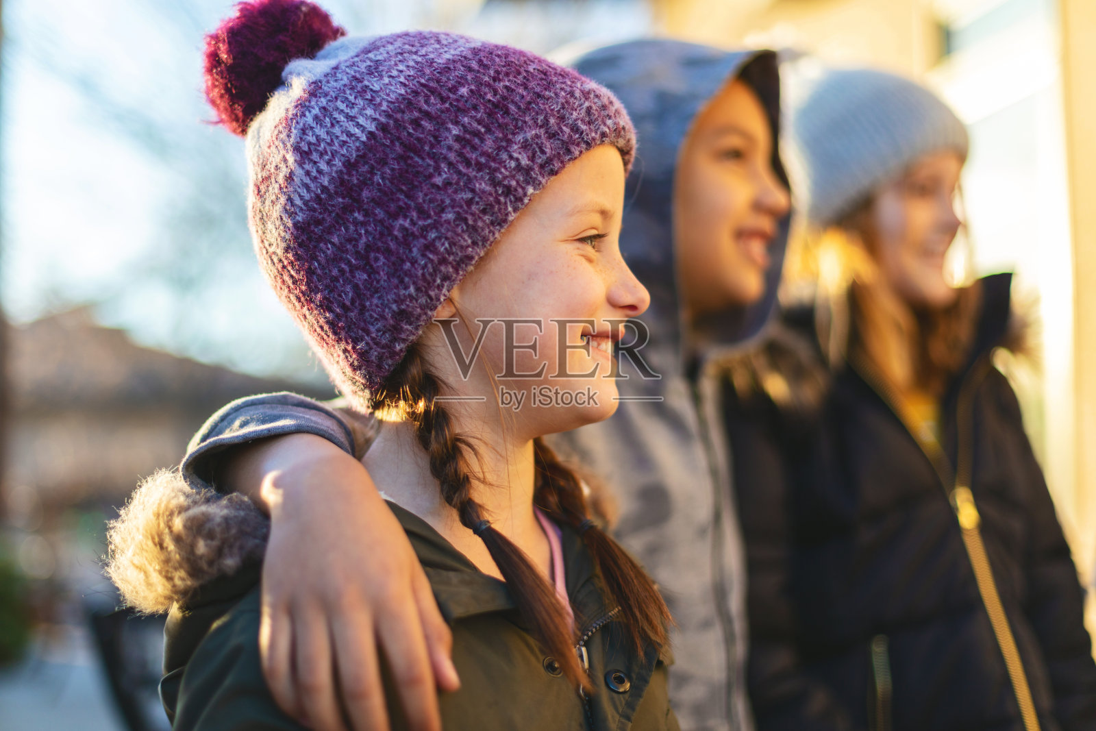 男孩和女孩组肖像多种族组的前青少年男性和女性青少年花时间在一起户外照片系列照片摄影图片
