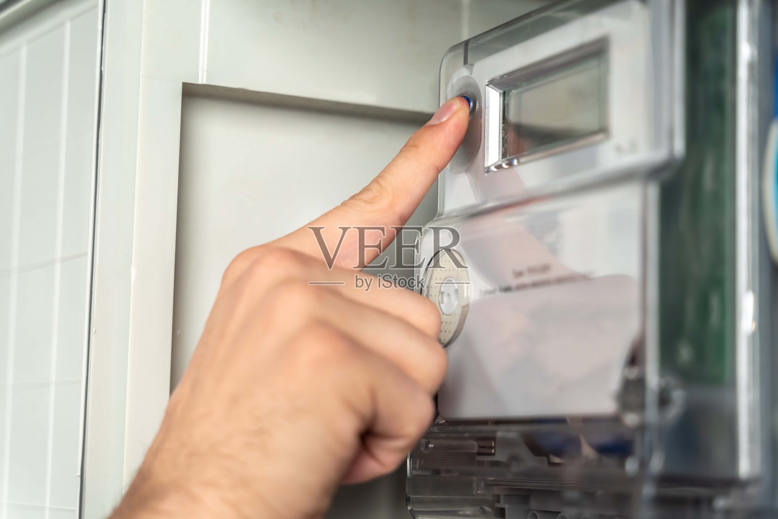 电工手检查电表,特写照片摄影图片