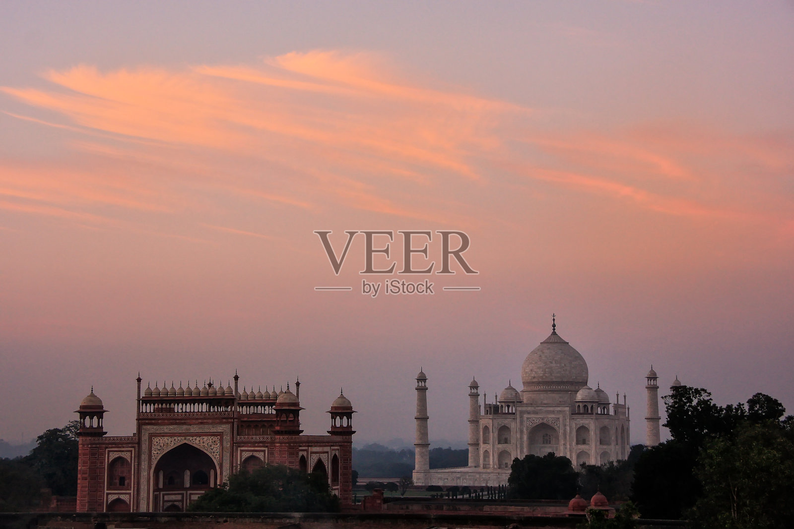 印度北方邦阿格拉,日落时分的泰姬陵和大门照片摄影图片