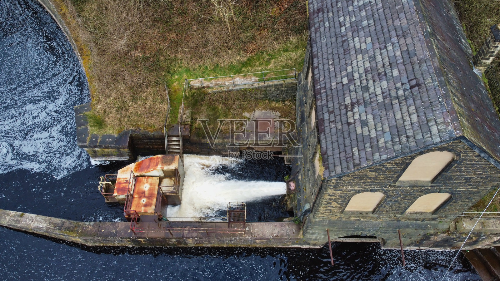 英国德比郡Tintwistle的底部水库,维多利亚时代建筑的鸟瞰图照片摄影图片