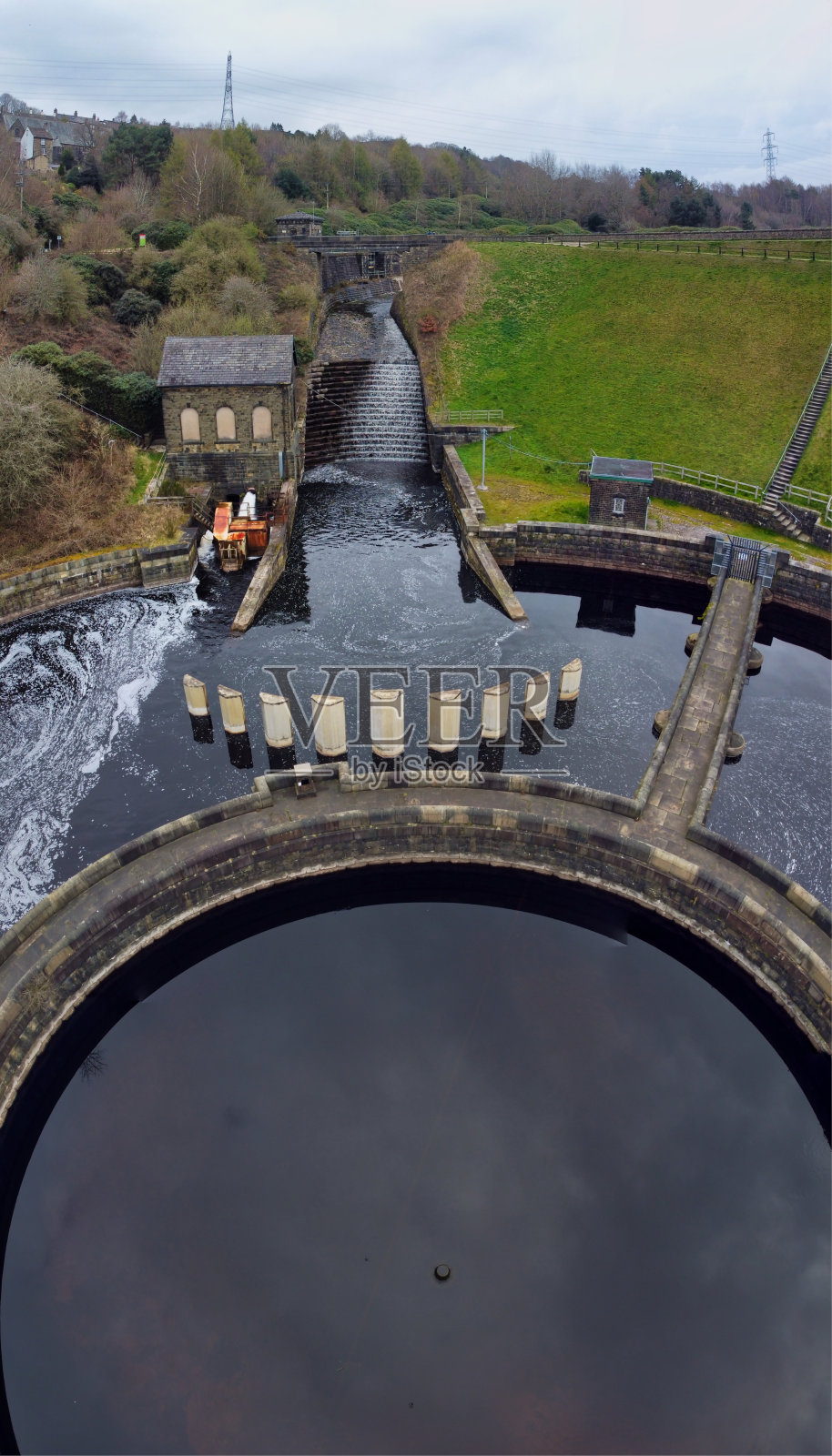 英国德比郡Tintwistle的底部水库,维多利亚时代建筑的鸟瞰图照片摄影图片