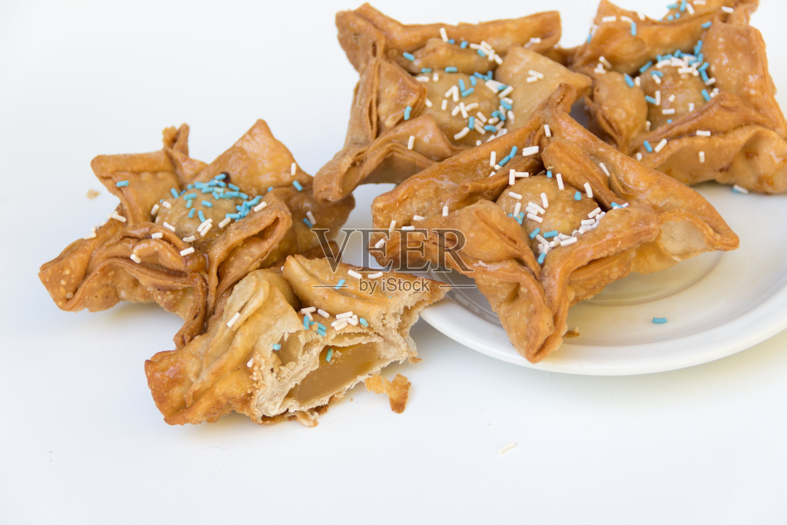 阿根廷美食的一种油炸糕点,里面有榅桲和巴塔塔果照片摄影图片