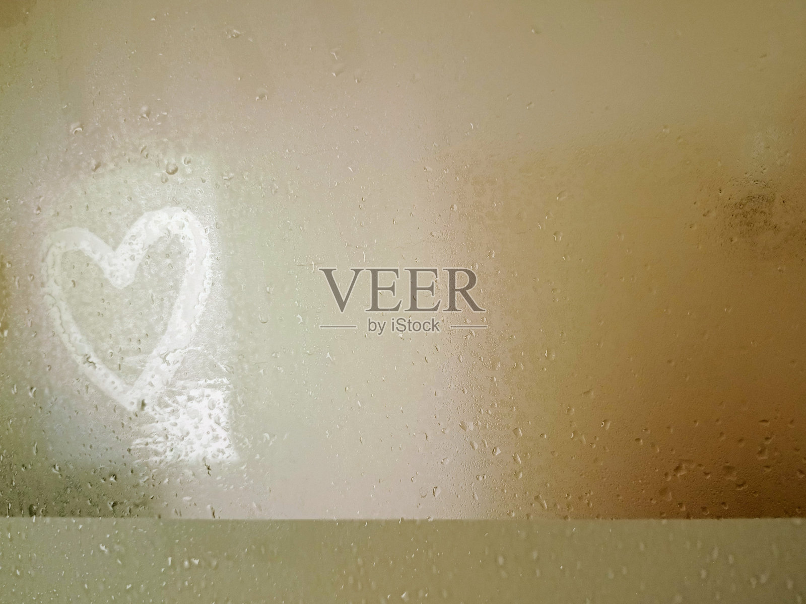 淋浴时雾上写着“心”的特写照片照片摄影图片