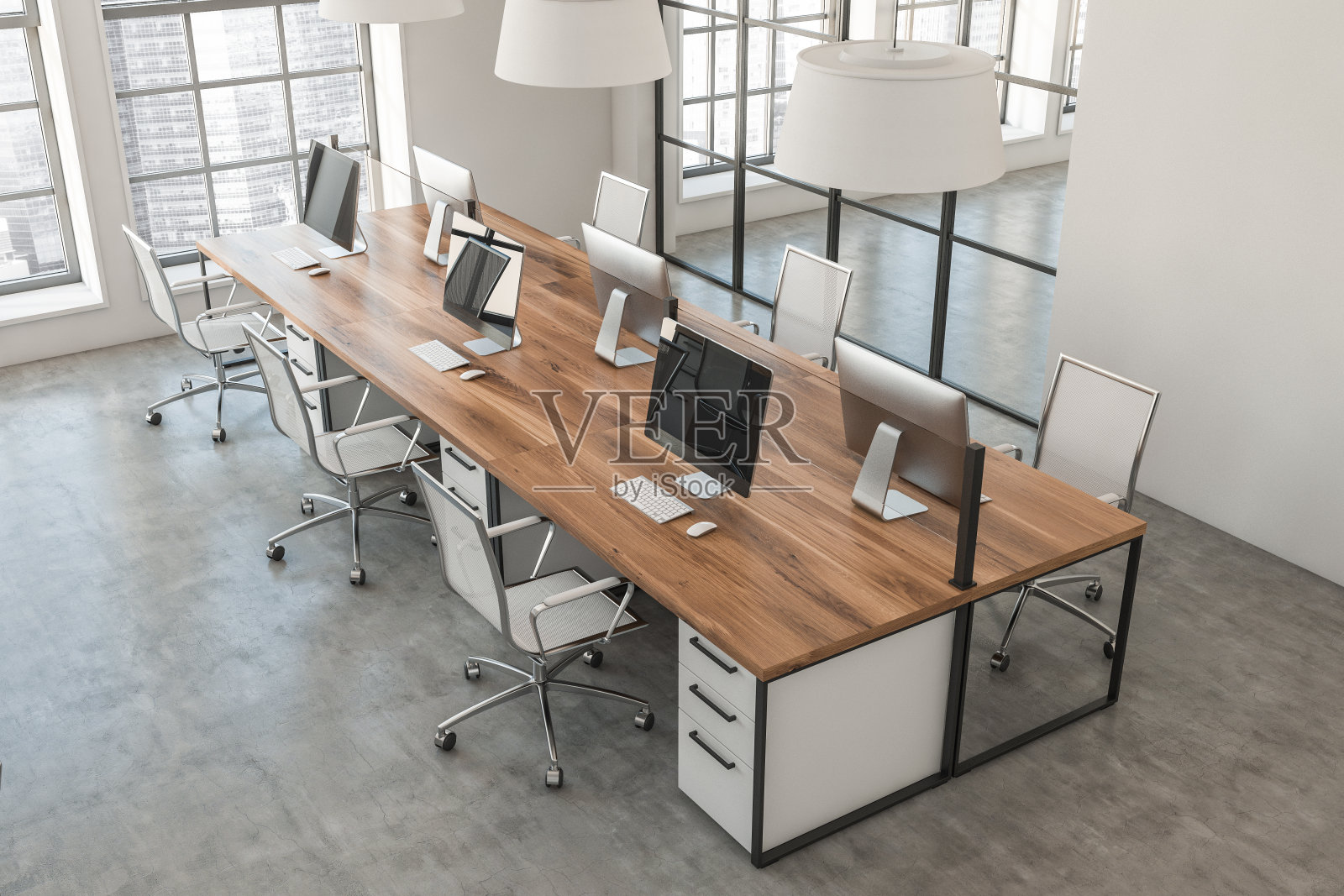 俯视图的办公室内部与座位,桌子和电脑,窗户与城市景观照片摄影图片