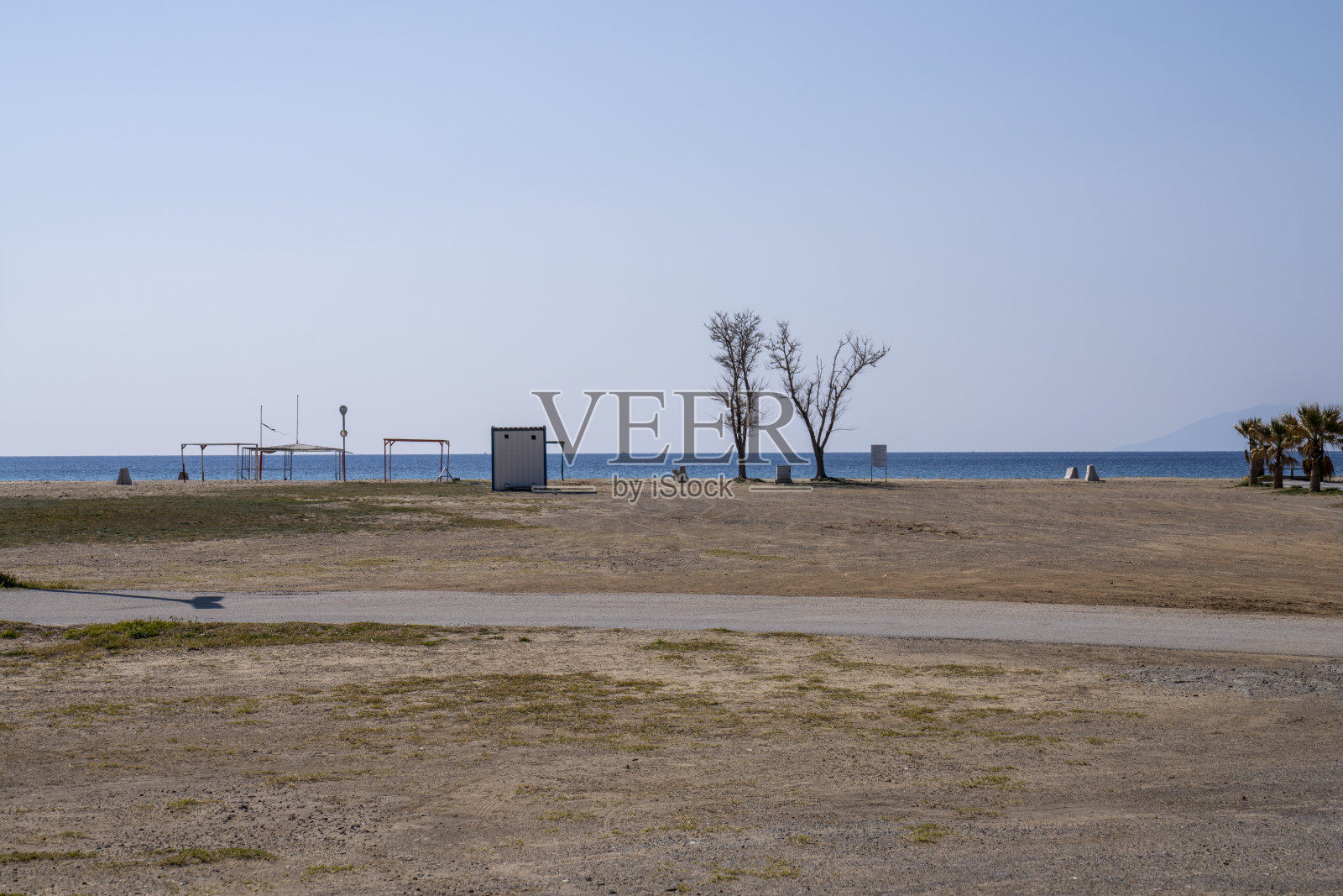空无一人的海滩小镇等待着夏天的到来照片摄影图片