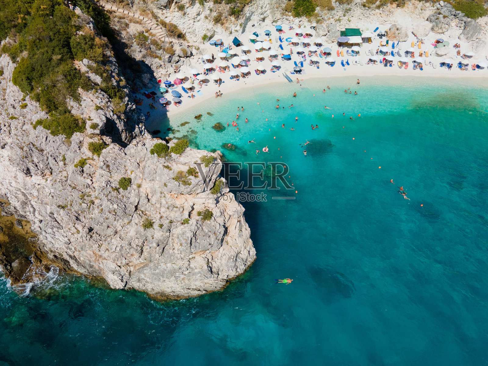 莱夫卡达岛海滩与蓝色的爱奥尼亚海水的景色照片摄影图片