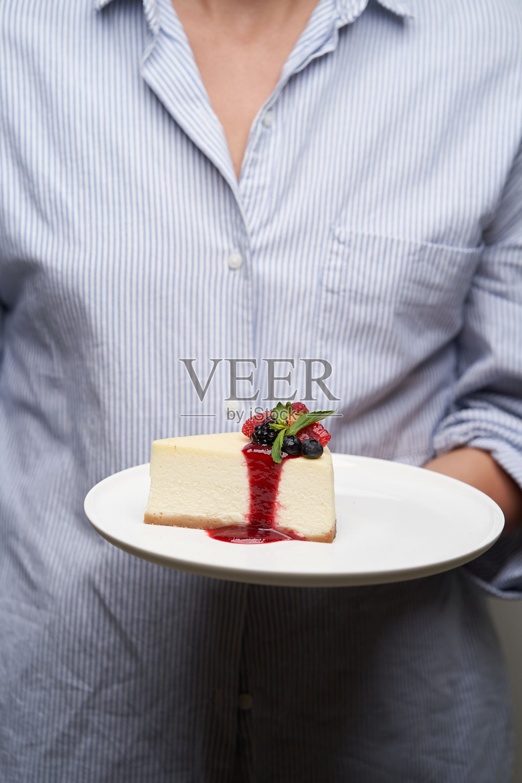 拿着芝士蛋糕的女人,特写镜头照片摄影图片