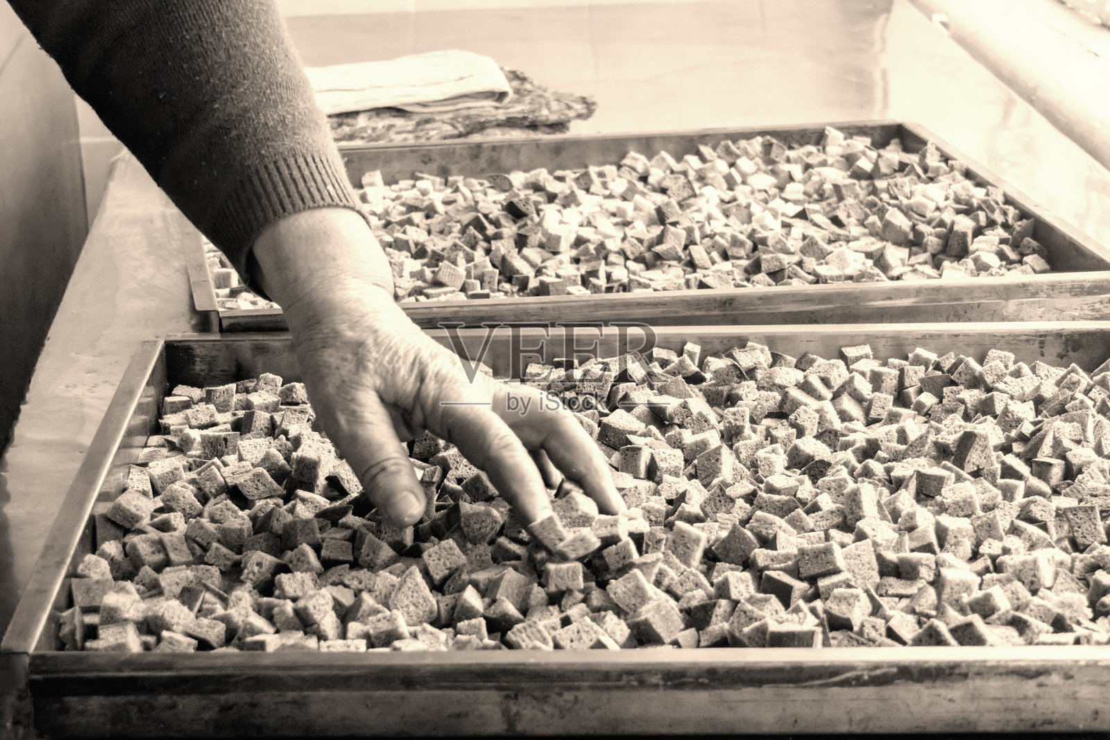 面包片放在托盘上晾干照片摄影图片